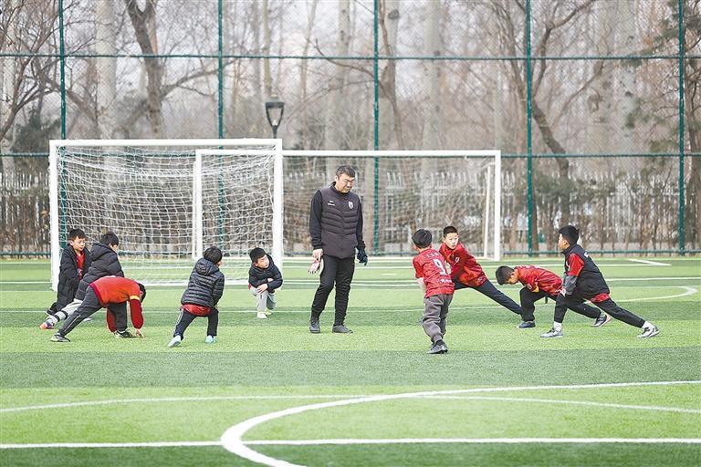 开云体育-“奔跑吧·少年”足球比赛火热开赛